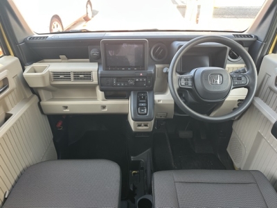 N-VAN e(ホンダ)中古車 後席から見た前席