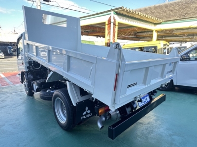 キャンター(三菱)登録済未使用車 後方