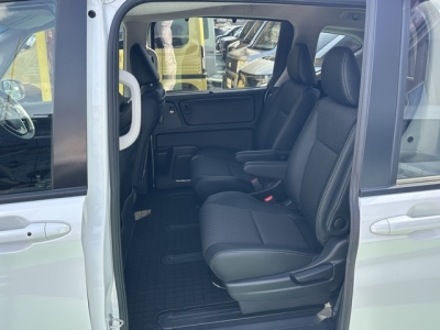 フリード(ホンダ)中古車 後席内装