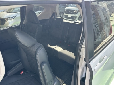 フリード(ホンダ)中古車 後席から見た前席