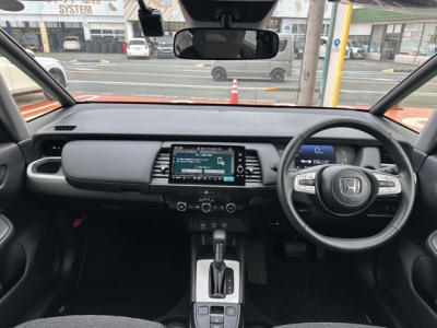 フィット(ホンダ)中古車 後席から見た前席