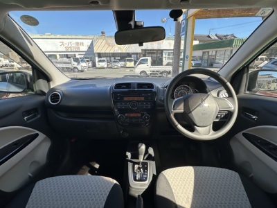 ミラージュ(三菱)中古車 後席から見た前席