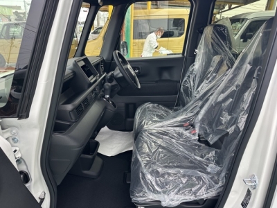 新型N-BOX(ホンダ)届出済未使用車 前席内装