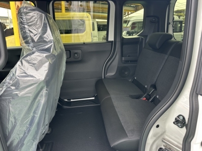 新型N-BOX(ホンダ)届出済未使用車 後席から見た前席