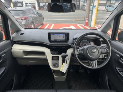 ムーヴ(ダイハツ)中古車 後席から見た前席