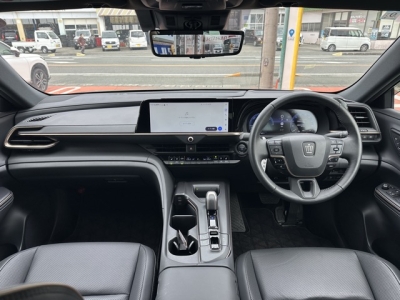 クラウンクロスオーバー(トヨタ)中古車 後席から見た前席