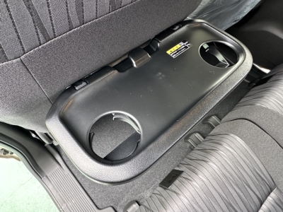 新型ソリオ(スズキ)登録済未使用車 後席から見た前席