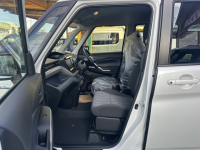 新型ソリオ(スズキ)登録済未使用車 前席内装