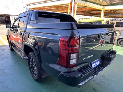 トライトン(三菱)中古車 後方