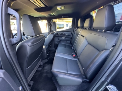 トライトン(三菱)中古車 後席内装