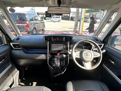 タンク(トヨタ)中古車 後席から見た前席