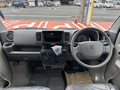 エブリイバン(スズキ)届出済未使用車 後席から見た前席