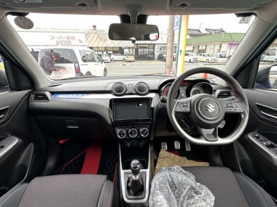 スイフトスポーツ(スズキ)登録済未使用車 後席から見た前席