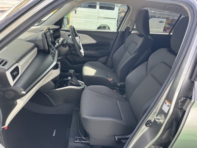 新型スイフト(スズキ)中古車 前席内装