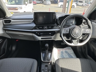 新型スイフト(スズキ)中古車 後席から見た前席