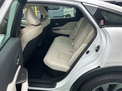 クラウンクロスオーバー(トヨタ)中古車 後席内装