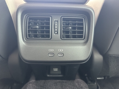 クラウンクロスオーバー(トヨタ)中古車 後席から見た前席