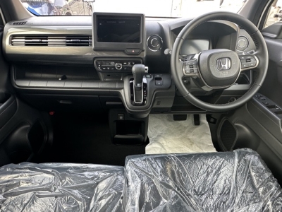 N-WGN(ホンダ)届出済未使用車 後席から見た前席