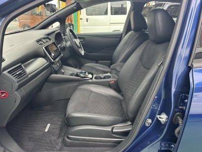 リーフ(ニッサン)中古車 前席内装