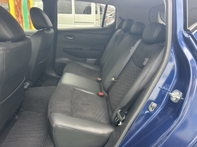 リーフ(ニッサン)中古車 後席内装