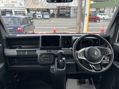 N-VAN(ホンダ)届出済未使用車 後席から見た前席