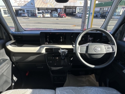 ルークス(ニッサン)届出済未使用車 後席から見た前席