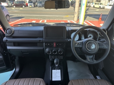 ジムニーシエラ(スズキ)登録済未使用車 後席から見た前席