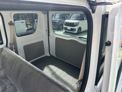 ミニキャブバン(三菱)届出済未使用車 後席から見た前席