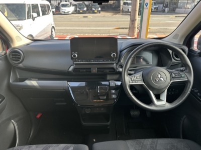 ekクロス(三菱)中古車 後席から見た前席