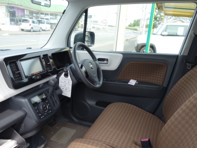 モコ(ニッサン)ディーラー試乗車 前席内装