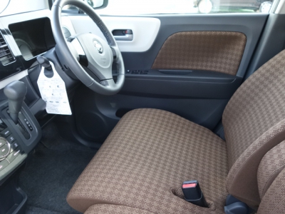 モコ(ニッサン)ディーラー試乗車 前席内装