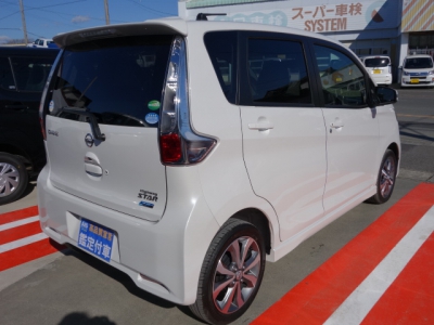 デイズ(ニッサン)ディーラー試乗車 後席から見た前席
