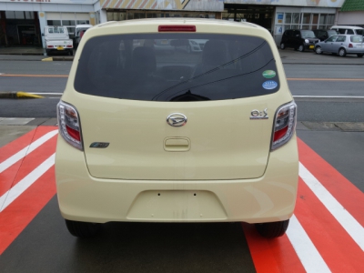ミライース(ダイハツ)登録済未使用車 後席から見た前席