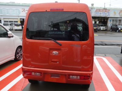 ハイゼットカーゴ(ダイハツ)ディーラー試乗車 後席から見た前席
