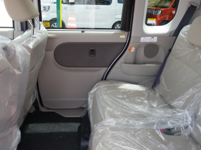 タント(ダイハツ)登録済未使用車 後席内装