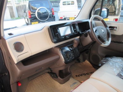 モコ(ニッサン)ディーラー試乗車 後席内装
