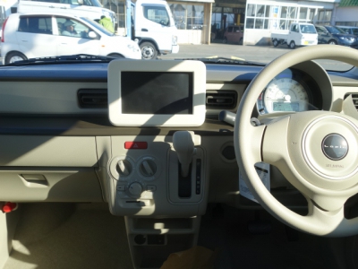 ラパン(スズキ)登録済未使用車 後席から見た前席