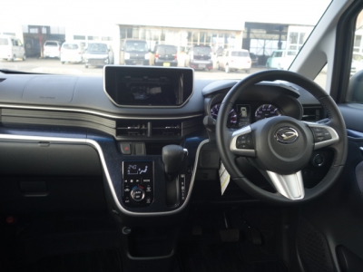 ムーヴカスタム(ダイハツ)ディーラー試乗車 後席から見た前席