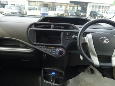アクア(トヨタ)中古車 後席から見た前席