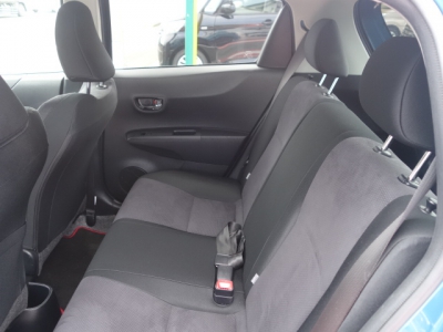 ヴィッツ(トヨタ)中古車 後席内装
