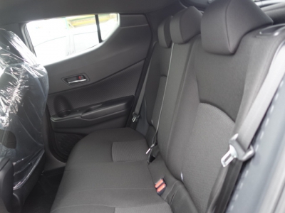 C-HR(トヨタ)登録済未使用車 後席内装