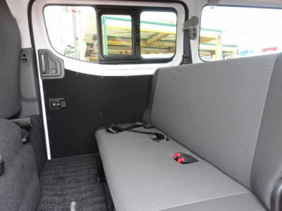 NV３５０キャラバン(ニッサン)ディーラー試乗車 後席内装