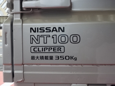 NT100クリッパー(ニッサン)届出済未使用車 後席から見た前席