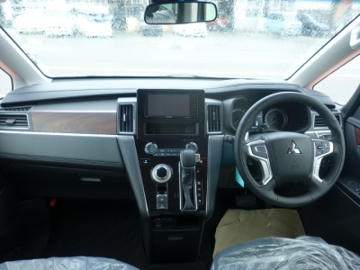 デリカD:5 4WD(三菱)レンタ登録済未使用車 後席から見た前席
