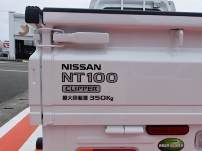 NT100クリッパー(ニッサン)届出済未使用車 後席内装
