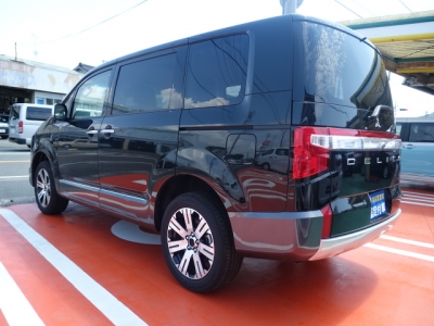 デリカD:5 4WD(三菱)レンタ登録済未使用車 後方