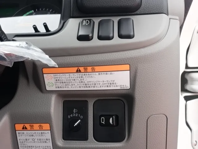キャンター(三菱)全低床　平ボディ　２ｔ登録済未使用車 12